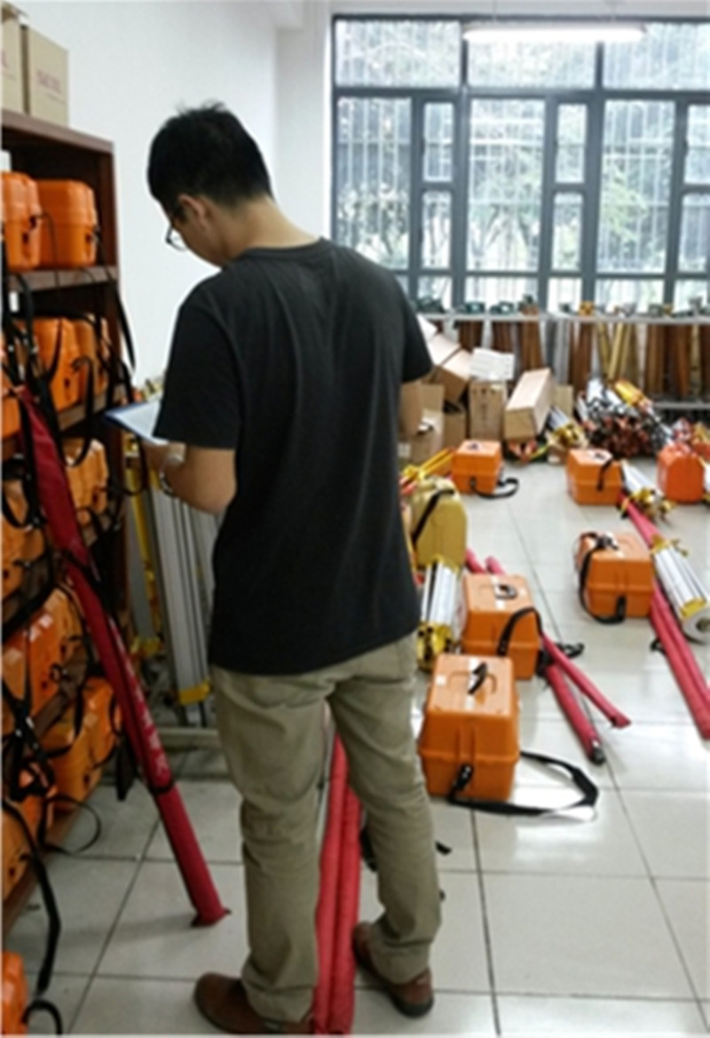 资产清查小组认真清查记录实验仪器设备