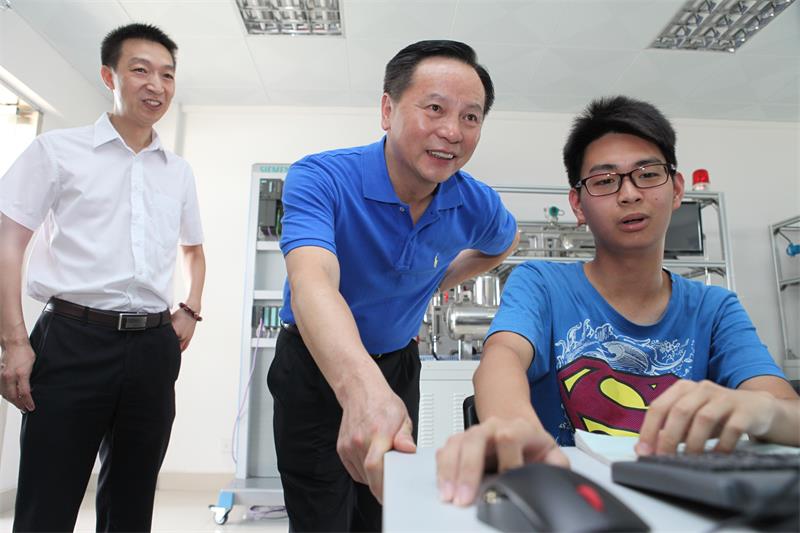 了解学生在实验室学习情况