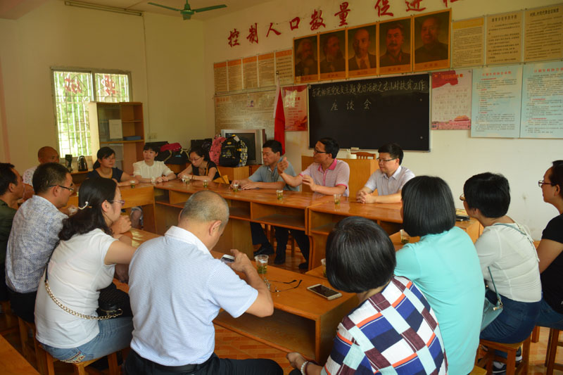 党员们与韶关应山村干部座谈交流-800