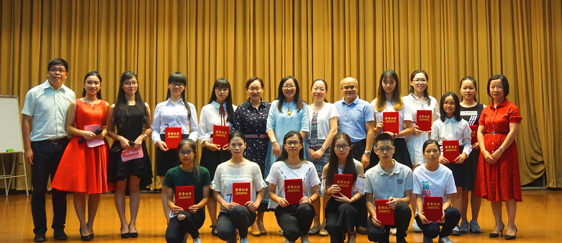 获奖选手与老师们合影留念