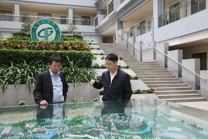 成洪波书记向孙一桉董事长介绍我校发展建设情况