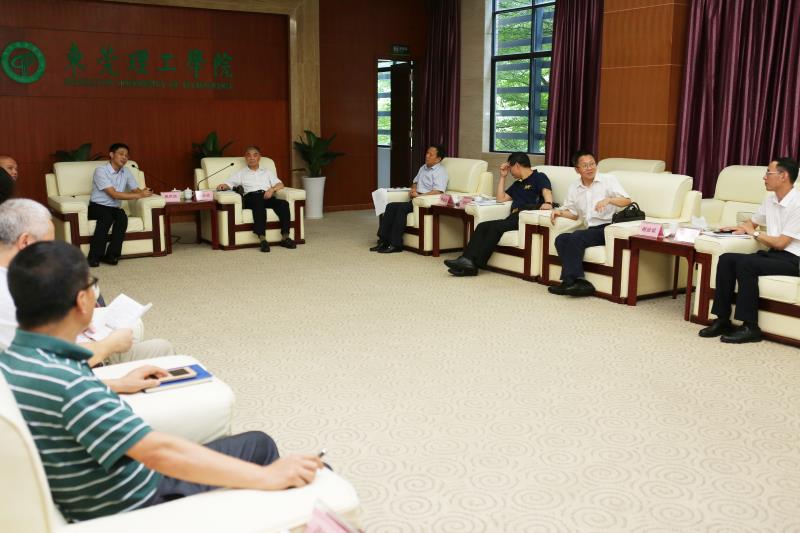 成洪波与专家座谈