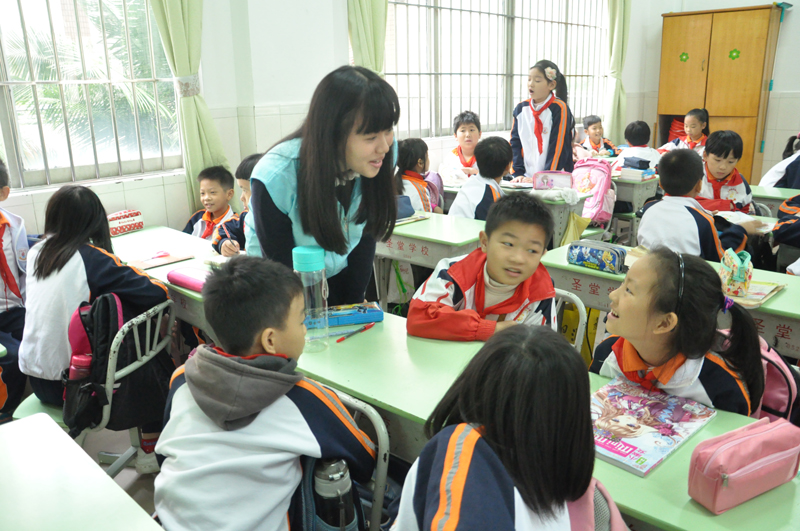 小学生们踊跃回答问题-800