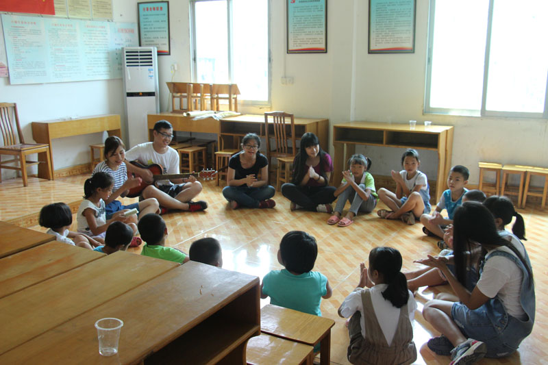 和孩子们一起唱歌-800