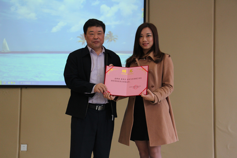 颁发会长聘书-800