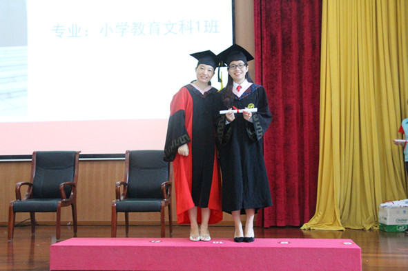 琚丹红副院长颁发证书