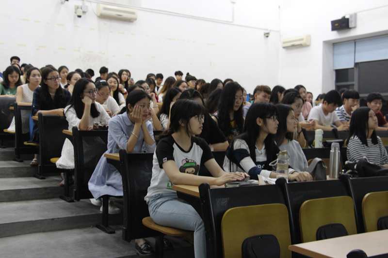 现场观众正在认真聆听-800