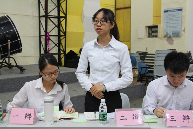 辩手们正在进行激烈的辩论-800