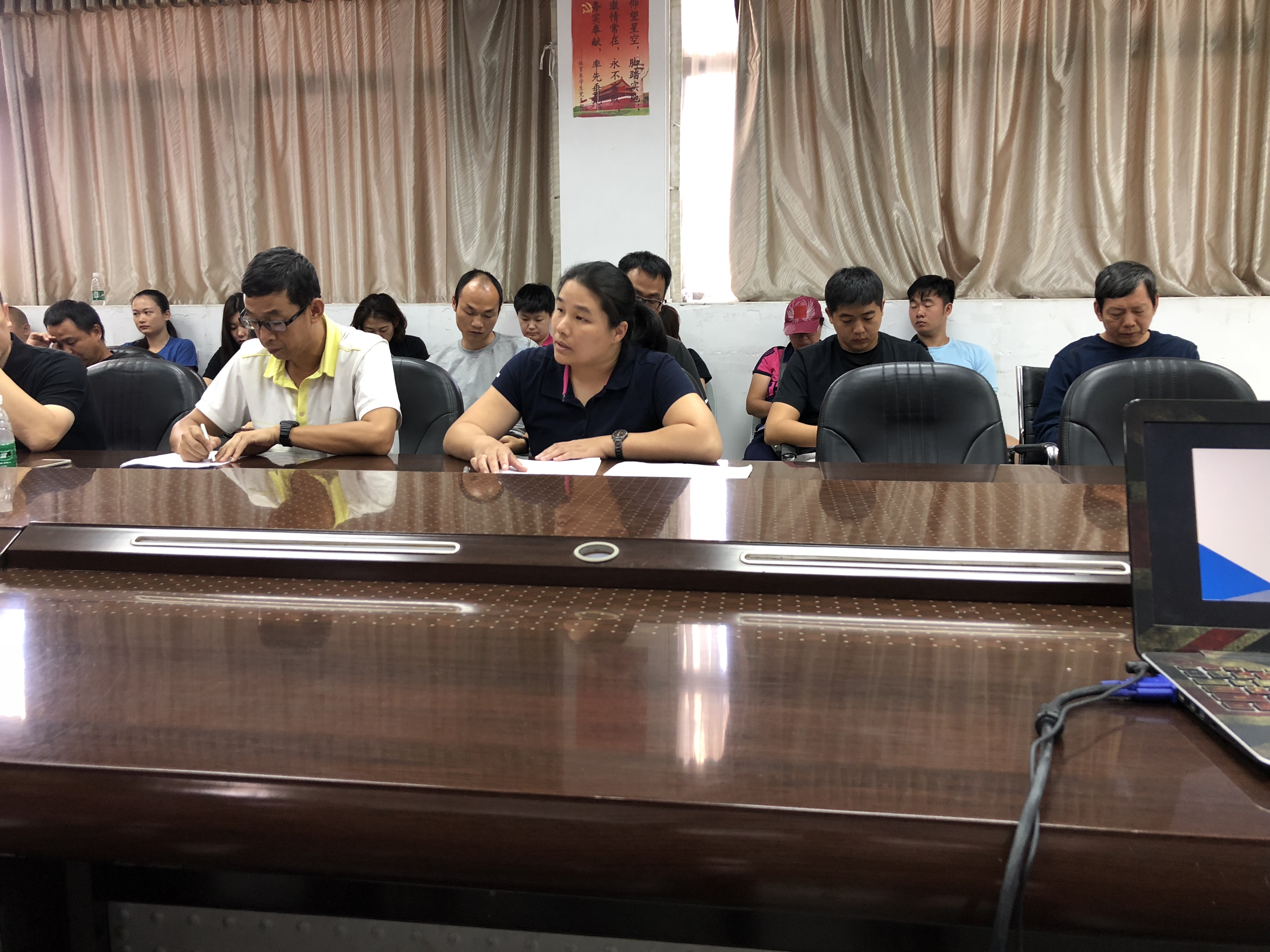 教育学院（师范学院）分工会主席陈丹丹老师作分工会工作报告及分工会财务情况报告