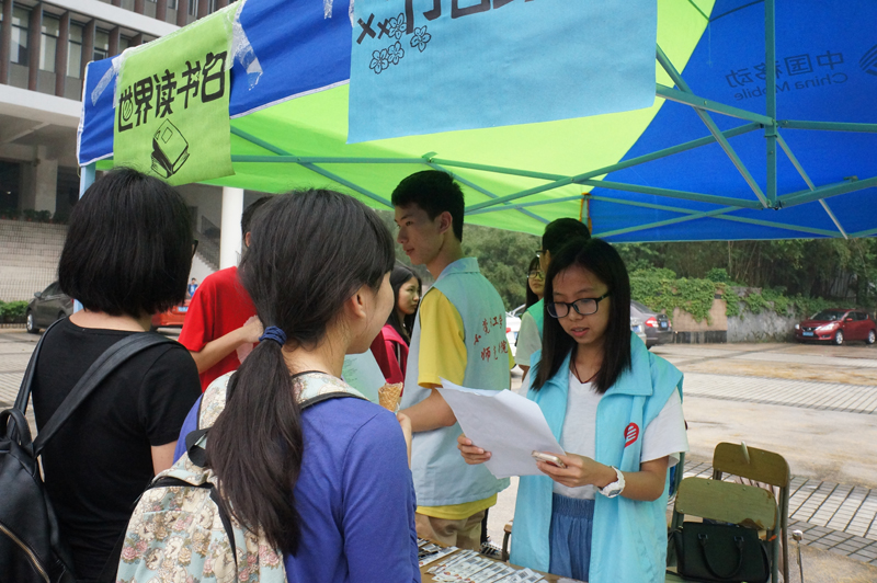 工作人员正在向前来参与活动的同学提问-800