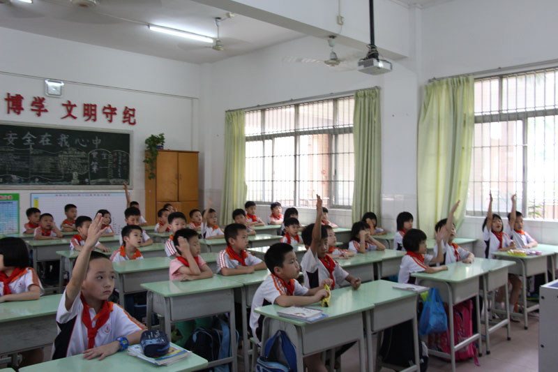 小学生们踊跃发言-800