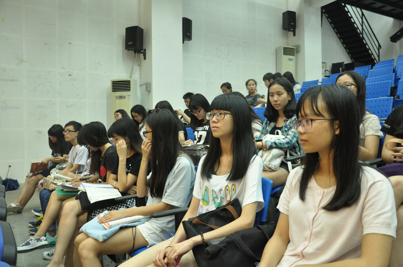 同学们认真聆听-800