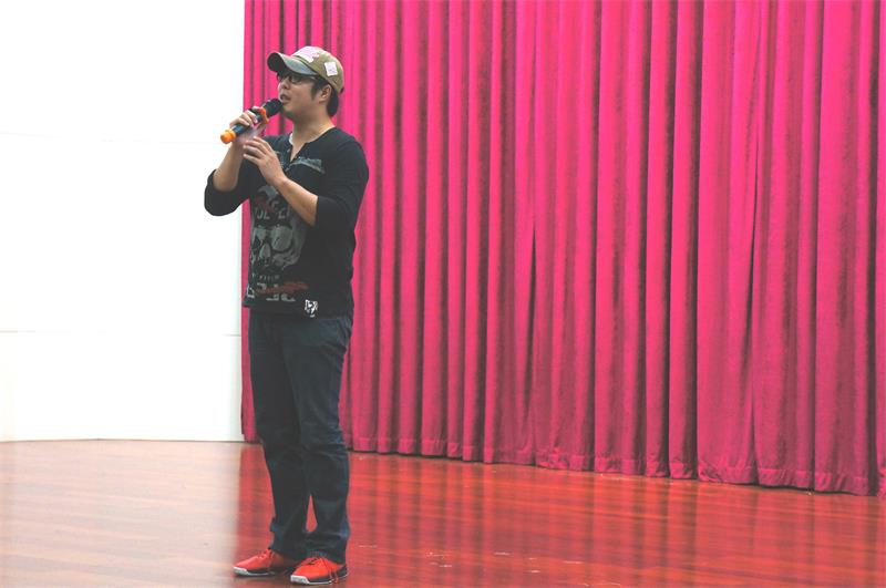 评委邓磊老师做朗诵示范