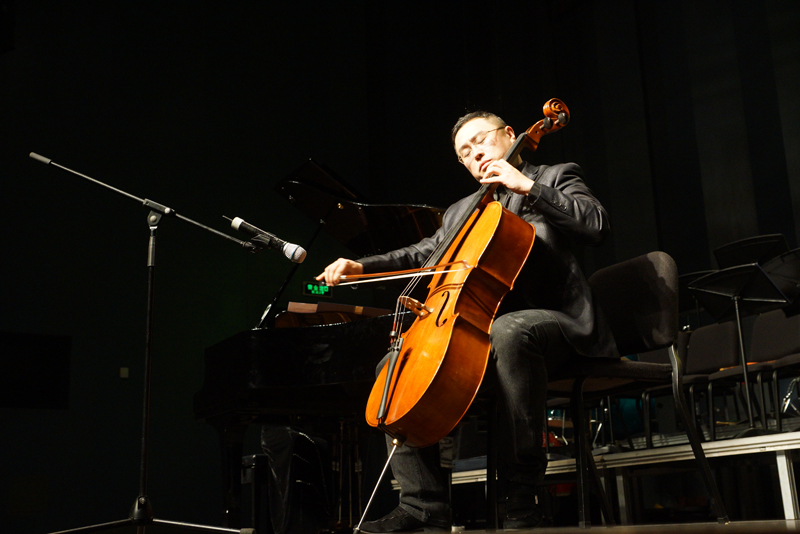颜乐老师正在表演其原创大提琴作品《坡》-800
