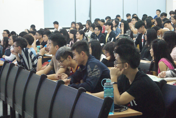 广州体育学院周毅教授关于青少年校园足球新战略与政策着力点的主题讲座_副本