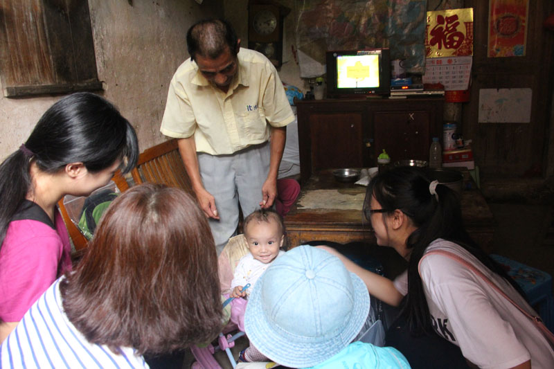 探望贫困孩子-800