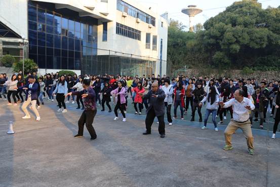 说明: C:\Users\Administrator\Desktop\0310粤台学院开展“高建”由我做起教风学风建设活动\太极拳.JPG