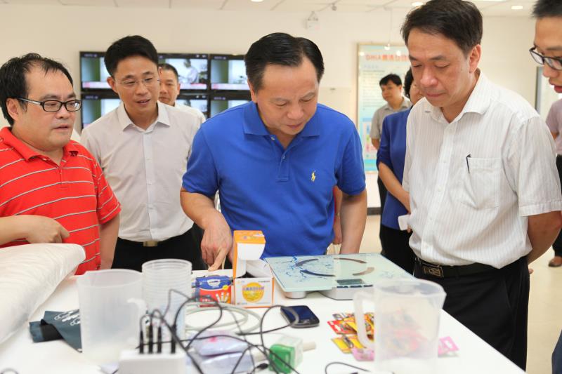 了解师生研发的远程无线健康监护平台