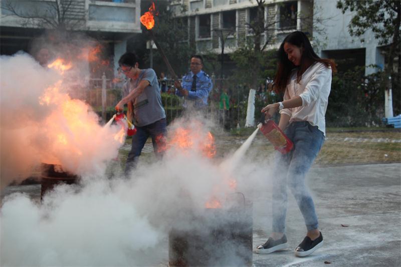 学生练习灭火