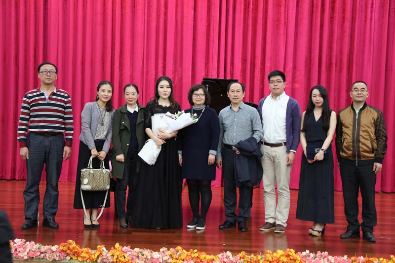 领导、老师和李杨川子合影留念