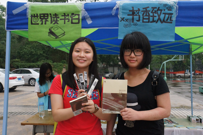 获得奖品的同学合影留念-800